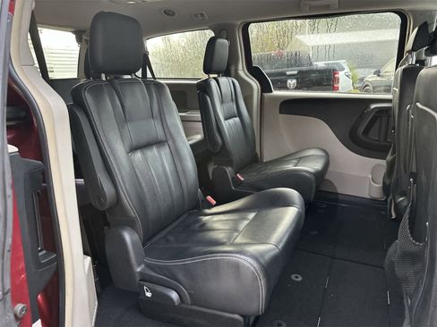 Used 2016 Chrysler Town & Country Touring image 13