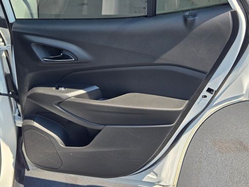 Certified 2025 Chevrolet Trax LT w/ LT Convenience Package FWD image 8