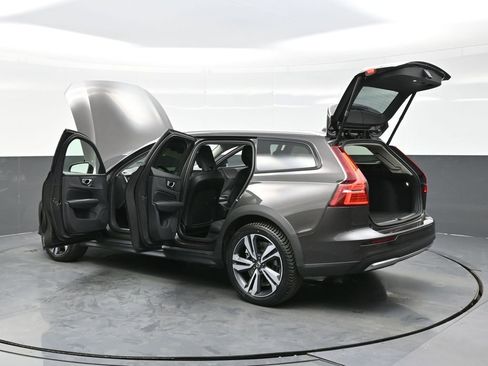 Used 2025 Volvo V60 B5 Cross Country Plus AWD/4WD image 47