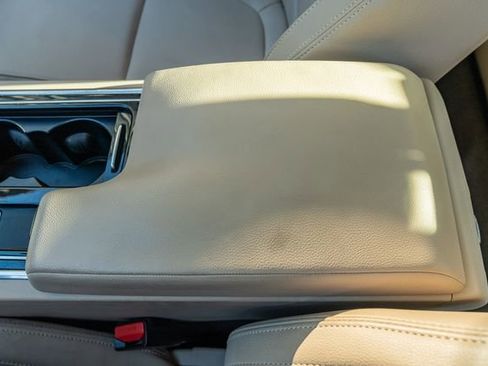 Used 2016 Jaguar XF Premium image 33