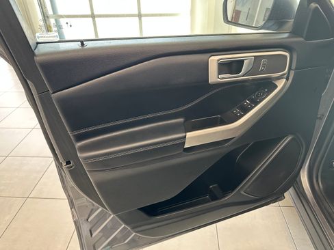 Used 2022 Ford Explorer XLT w/ Equipment Group 202A image 12
