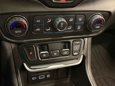 Used 2018 GMC Terrain Denali w/ Advanced Safety Package AWD/4WD image 15