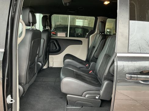 Used 2016 Dodge Grand Caravan SXT image 18