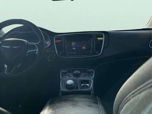 Used 2015 Chrysler 200 Limited image 9