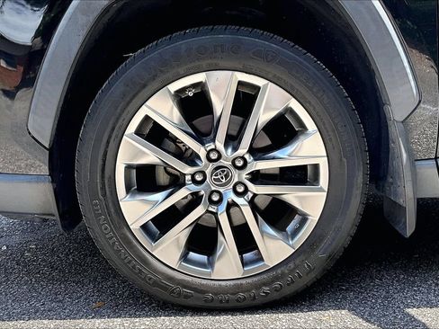 Used 2019 Toyota RAV4 XLE Premium FWD image 34