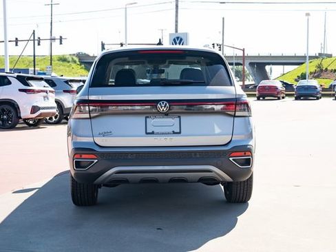 New 2026 Volkswagen Taos SE FWD image 5