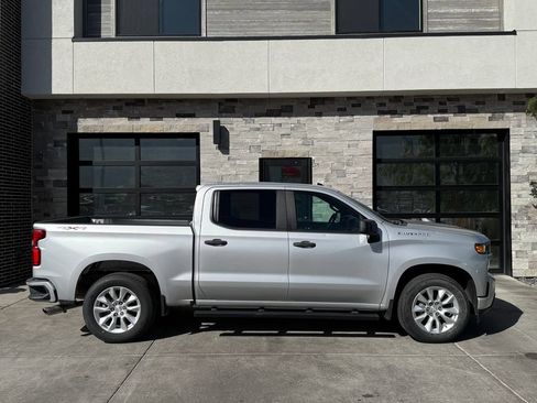 Used 2019 Chevrolet Silverado 1500 Custom w/ Custom Value Package AWD/4WD image 2