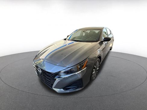 Used 2025 Nissan Altima 2.5 SV image 11