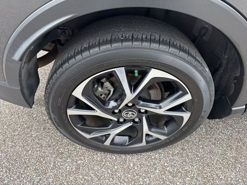Used 2021 Toyota C-HR XLE FWD image 13