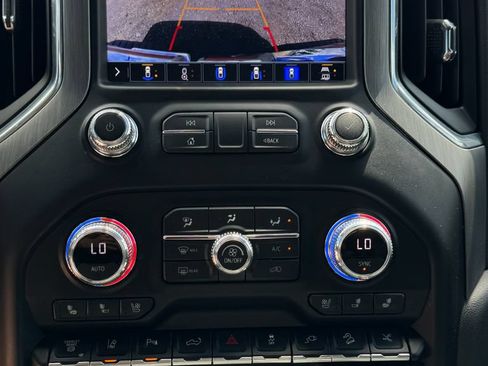Used 2022 GMC Sierra 3500 Denali w/ Denali Black Diamond Edition AWD/4WD image 23