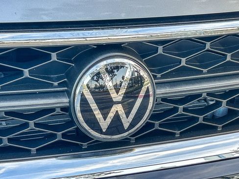 Certified 2023 Volkswagen Taos SE w/ Panoramic Sunroof Package FWD image 5