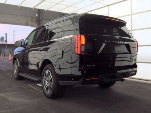 Used 2025 Ford Expedition Active AWD/4WD image 3