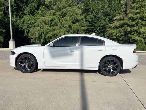 Used 2019 Dodge Charger SXT w/ Plus Group RWD image 6