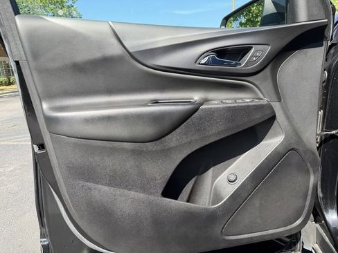 Used 2022 Chevrolet Equinox LT w/ Driver Convenience Package FWD image 9