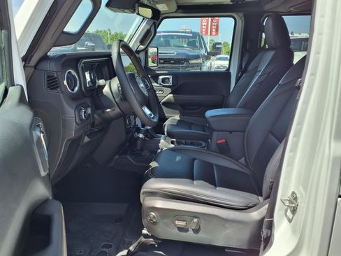 Used 2024 Jeep Wrangler Unlimited Sahara w/ Technology Group AWD/4WD image 10