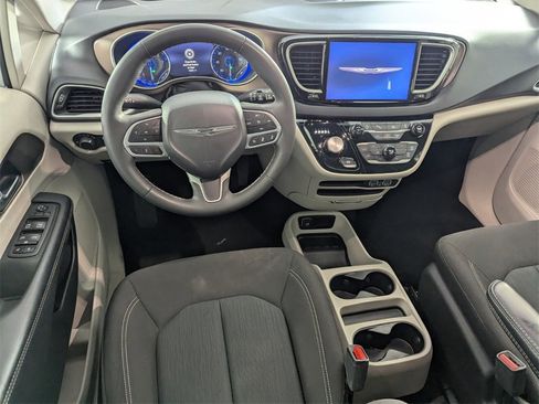 Used 2023 Chrysler Voyager LX image 13