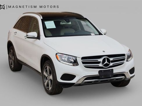 Used 2017 Mercedes-Benz GLC 300 4MATIC image 4