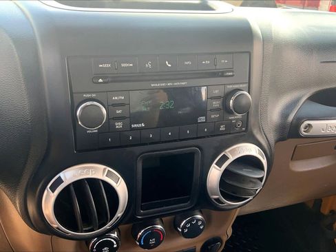 Used 2012 Jeep Wrangler Unlimited Rubicon w/ Connectivity Group AWD/4WD image 33