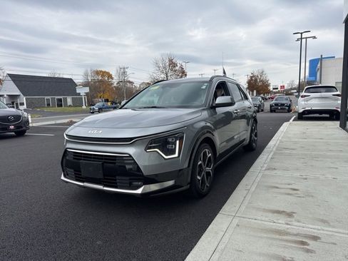 Used 2023 Kia Niro SX Touring image 7