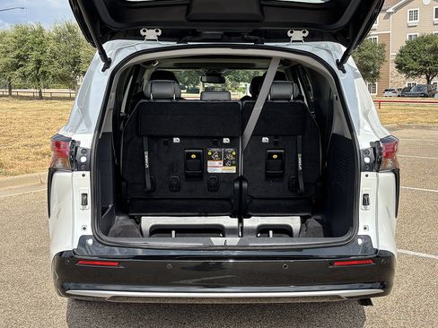 Certified 2023 Toyota Sienna Limited FWD image 24
