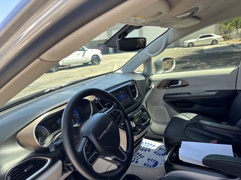 Used 2019 Chrysler Pacifica Touring Plus w/ Tire & Wheel Group FWD image 20