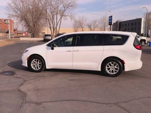 Used 2025 Chrysler Pacifica Select image 5