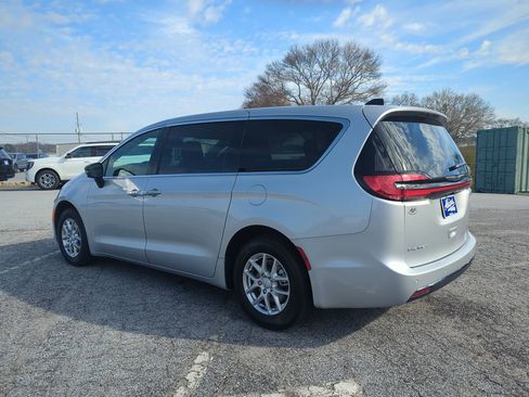 New 2026 Chrysler Pacifica Select image 5