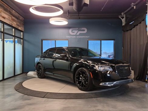 Used 2021 Chrysler 300 Touring L image 1