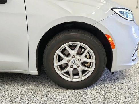 Used 2024 Chrysler Pacifica Touring-L FWD image 33
