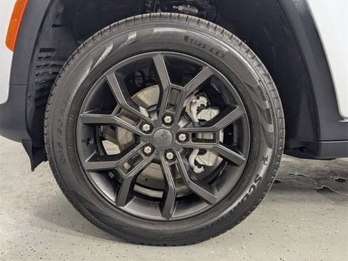 Used 2025 Jeep Grand Cherokee Limited image 9