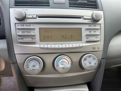 Used 2011 Toyota Camry LE image 21