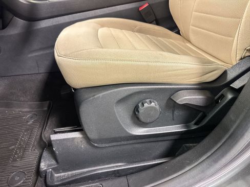 Used 2021 Ford Edge SE image 12