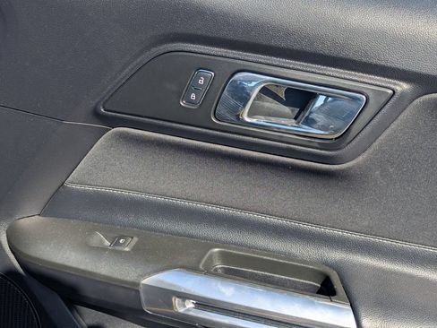 Used 2017 Ford Mustang Coupe RWD image 33