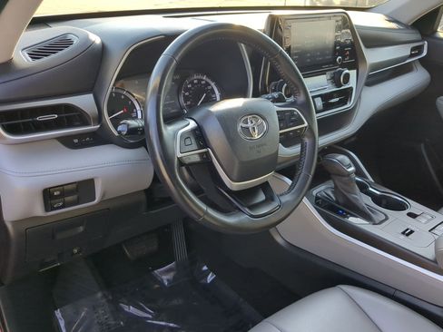 Used 2022 Toyota Highlander XLE image 12