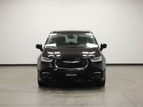 Used 2024 Chrysler Pacifica Touring-L image 3