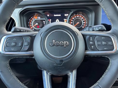 Used 2025 Jeep Wrangler Unlimited Sahara AWD/4WD image 28