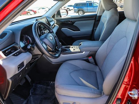 Used 2020 Toyota Highlander LE image 17