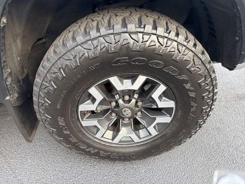 Used 2017 Toyota Tacoma TRD Off-Road image 18