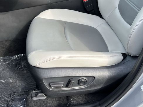 Used 2021 Toyota RAV4 XLE Premium image 15