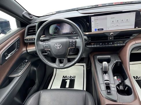 Used 2023 Toyota Crown AWD/4WD image 14