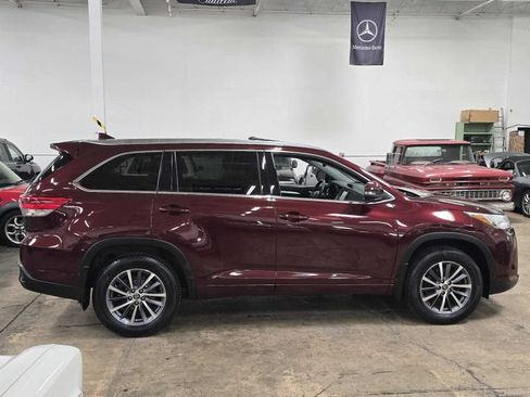 Used 2018 Toyota Highlander XLE AWD/4WD image 17