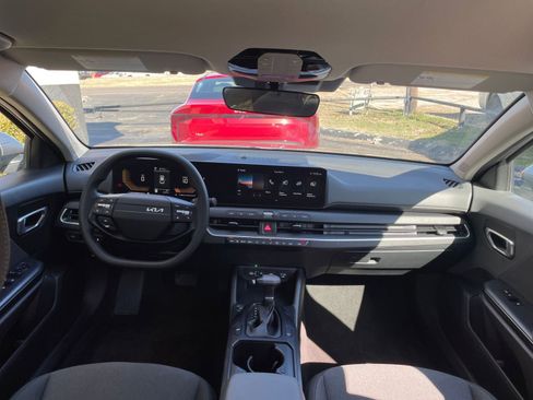 Used 2025 Kia K4 LXS image 32