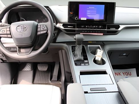 Used 2026 Toyota Sienna LE FWD image 10