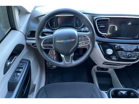 Used 2021 Chrysler Pacifica Touring w/ Uconnect Theater Family Group image 16