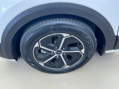 Certified 2023 Kia Niro EX image 30