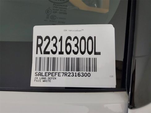 Used 2024 Land Rover Defender 110 SE image 17