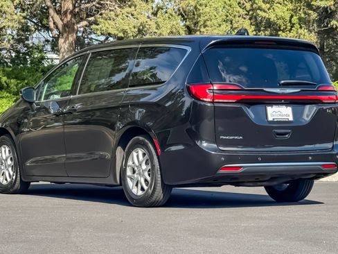 Used 2023 Chrysler Pacifica Touring-L FWD image 6