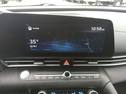 Used 2021 Hyundai Elantra Limited image 19