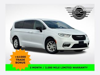 Used 2025 Chrysler Pacifica Select video 1