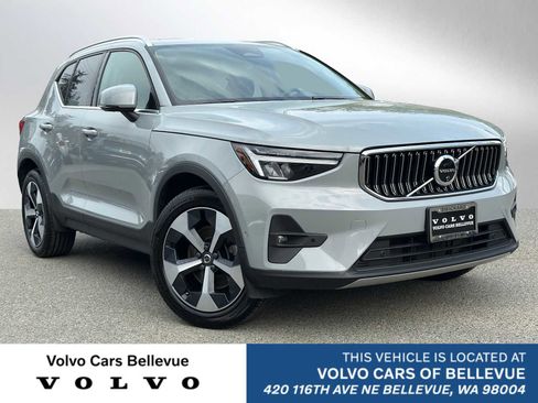 Certified 2025 Volvo XC40 B5 Plus AWD/4WD image 1